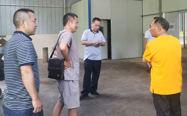 2019年7月22日發(fā)改局張海生局長糧食局郭局長一行在公司視察指導(dǎo)工作